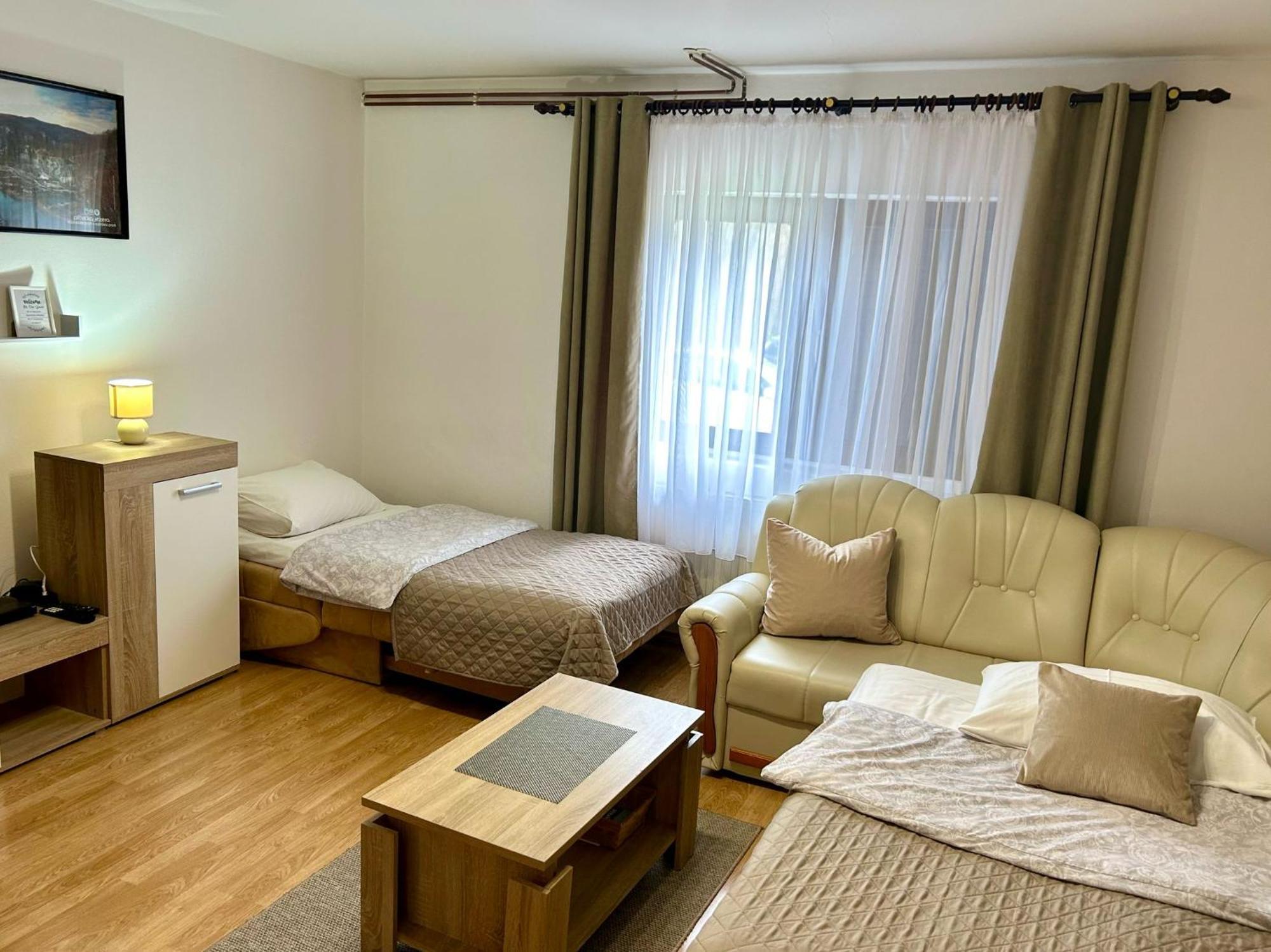 Apartment & Room Monika Rakovica Bagian luar foto